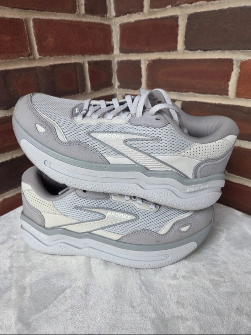 Brooks Ghost Max Women's Running Shoes - Gray and White